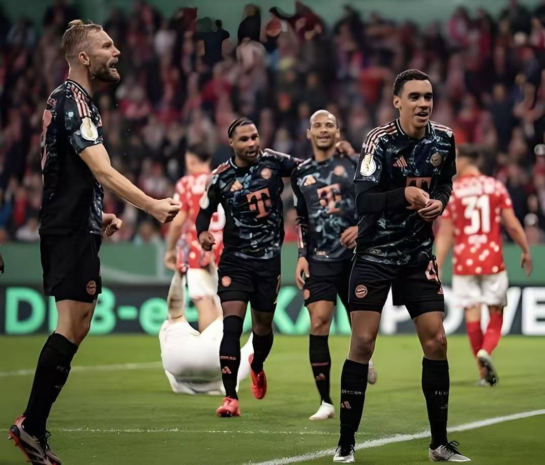 关于拜仁慕尼黑主场大胜，轻松晋级的信息