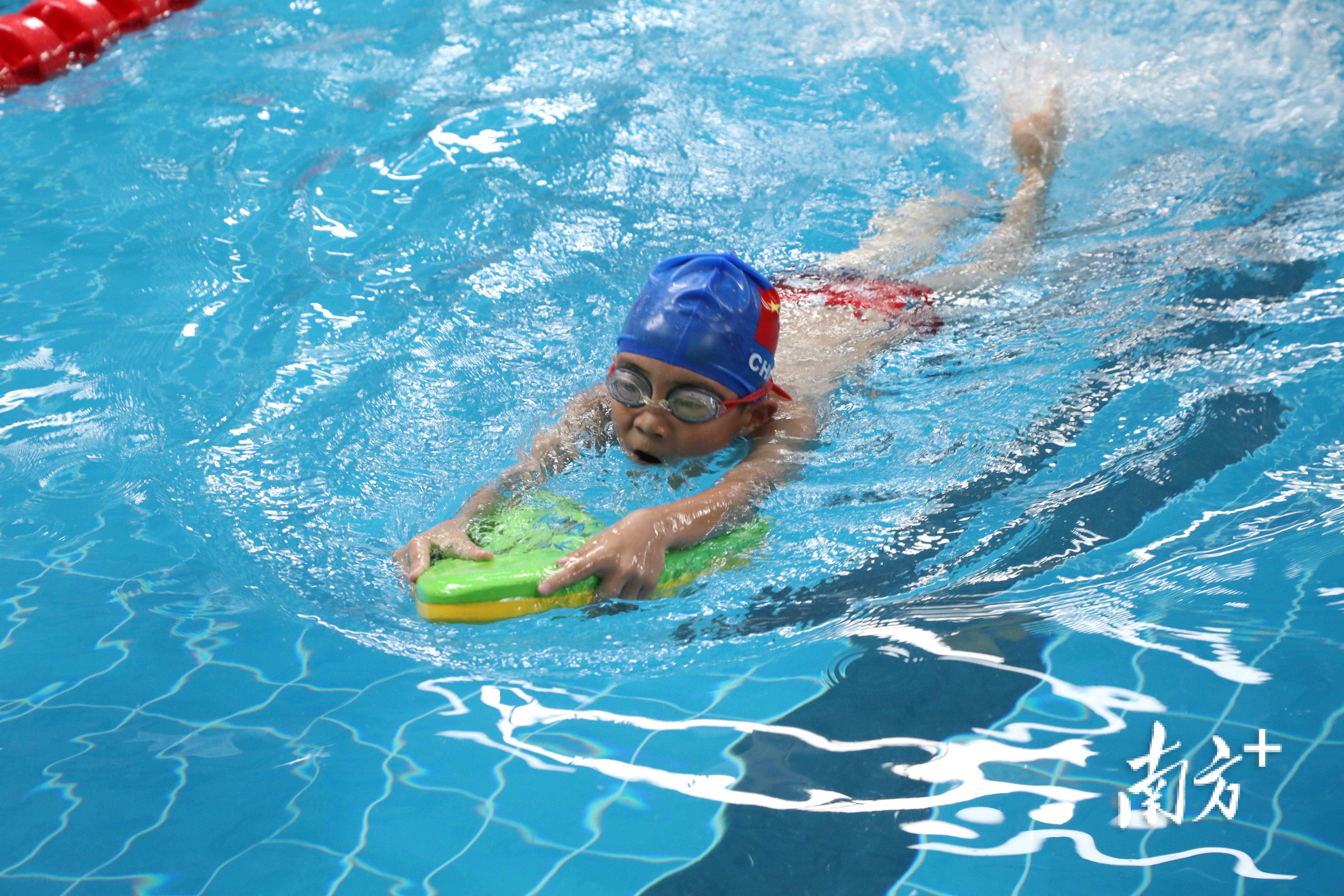 关于斯洛文尼亚选手夺得游泳比赛的头名的信息