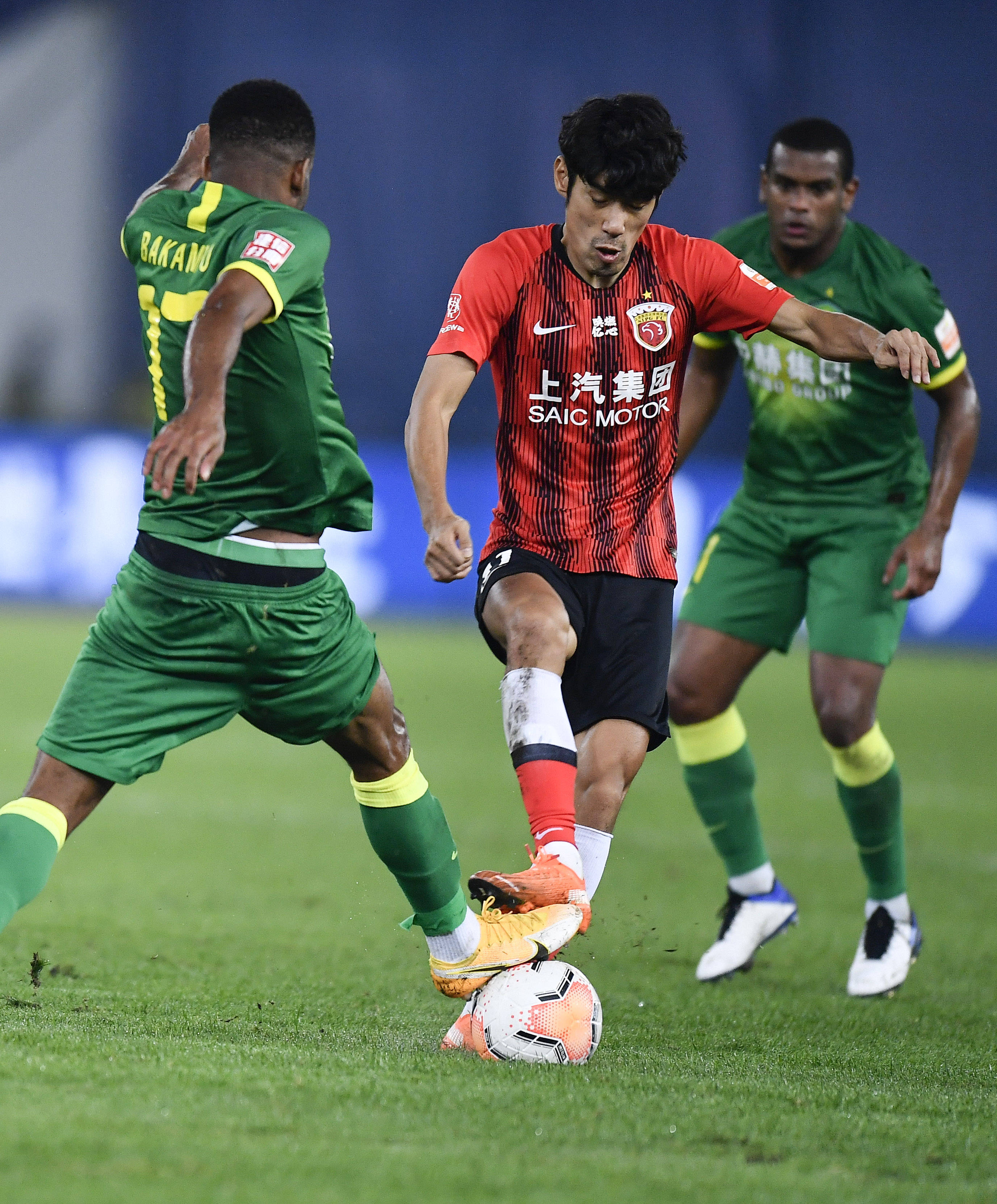 包含北京中赫国安足球队球员展现团队精神的词条